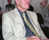 Prof.Vilém Kraus pozorně naslouchá