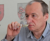 Bílou komisi vedl gynekolog