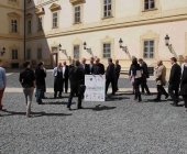 Degustátoři před společnou fotografií