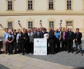 Degustátoři při společné fotografii