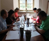 Komise veřejnosti hodnotící bílá vína pod vedením gynekologa